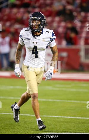 18 novembre 2023: Il defensive back dei Panthers CJ Christian n. 4 si fa strada attraverso il campo. Arkansas ha sconfitto Florida International 44-20 a Fayetteville, Arkansas. Richey Miller/CSM Foto Stock