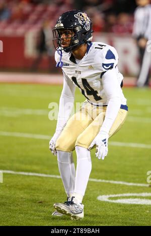 18 novembre 2023: Il defensive back della FIU Larry Preston, il n.14, perde la sua posizione. Arkansas ha sconfitto Florida International 44-20 a Fayetteville, Arkansas. Richey Miller/CSM Foto Stock