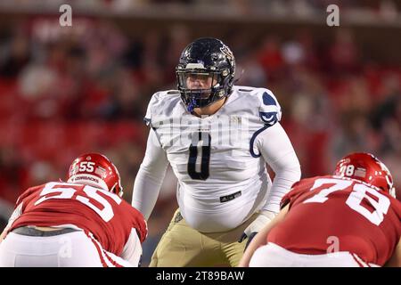 18 novembre 2023: Jack Daly #0 Panthers defensive lineman esamina il set offensivo mentre si avvicina alla linea. Arkansas ha sconfitto Florida International 44-20 a Fayetteville, Arkansas. Richey Miller/CSM Foto Stock