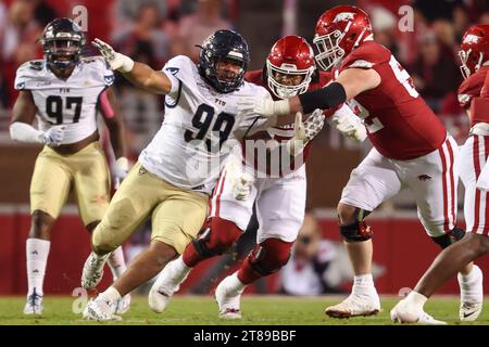 18 novembre 2023: Jordan Guerad, il defensive lineman della Florida International, n. 99, si avvicina al limite della linea. Arkansas ha sconfitto Florida International 44-20 a Fayetteville, Arkansas. Richey Miller/CSM Foto Stock