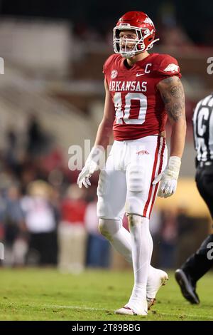 18 novembre 2023: Landon Jackson n. 40 Arkansas defensive lineman abbandona a seguito di un sack. Arkansas ha sconfitto Florida International 44-20 a Fayetteville, Arkansas. Richey Miller/CSM Foto Stock