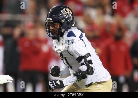 18 novembre 2023: Claude Larkins #17, defensive lineman della FIU, corre sul campo. Arkansas ha sconfitto Florida International 44-20 a Fayetteville, Arkansas. Richey Miller/CSM Foto Stock