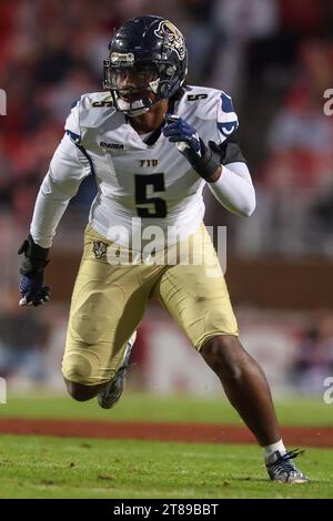 18 novembre 2023: Steven Shannon #5 Panthers Defensive end esce dal limite. Arkansas ha sconfitto Florida International 44-20 a Fayetteville, Arkansas. Richey Miller/CSM Foto Stock