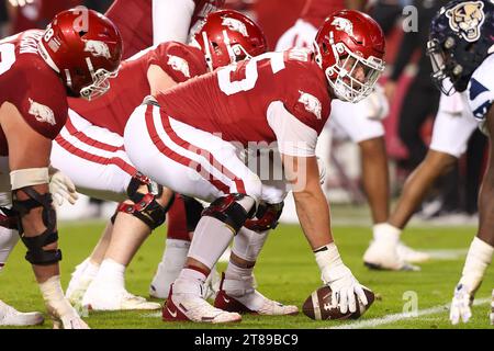 18 novembre 2023: Beaux Limmer #55 Arkansas center si stabilisce sulla palla esaminare la formazione difensiva. Arkansas ha sconfitto Florida International 44-20 a Fayetteville, Arkansas. Richey Miller/CSM Foto Stock