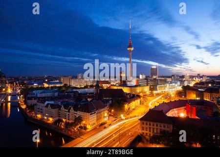 Skyline di Berlino con traffico sul ponte Foto Stock