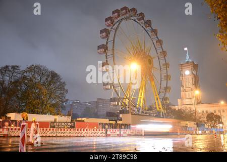 Berlino, Germania. 19 novembre 2023. La ruota panoramica è sul posto per il mercatino di Natale al Rotes Rathaus. Il mercatino di Natale apre il 27.11.2023. Crediti: Annette Riedl/dpa/Alamy Live News Foto Stock