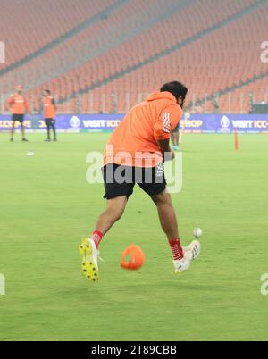 Ahmedabad, India. 19 novembre 2023. ICC Men's Cricket World Cup INDIA 2023: FINALI India V Australia allo stadio Narendramodi, Ahmedabad, Gujarat. Esercitarsi durante il secondo giorno entro . Crediti: Seshadri SUKUMAR/Alamy Live News Foto Stock