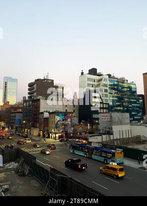 New York, Stati Uniti. 18 novembre 2023. Vista generale della diciottesima strada dalla High Line di New York City, USA. Credito: SOPA Images Limited/Alamy Live News Foto Stock