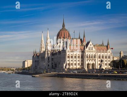 L'iconico ma grande Parlamento ungherese dal fiume Danubio Foto Stock