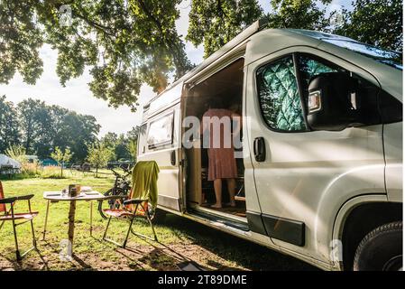 Ein camper steht in idylischer Umgebung im Sommer auf einem Camperstellplatz im Spreewald, Brandeburgo, Deutschland. Unterwegs im sommerlichen Spreewald *** Un camper si trova in un ambiente idilliaco in estate in un campeggio nella Spreewald, Brandeburgo, Germania, sulla strada nella Spreewald estiva Credit: Imago/Alamy Live News Foto Stock