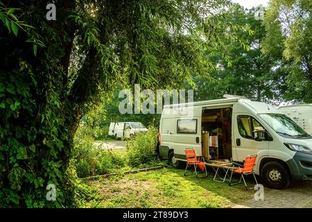 Ein camper steht in idylischer Umgebung im Sommer auf einem Camperstellplatz im Spreewald, Brandeburgo, Deutschland. Unterwegs im sommerlichen Spreewald *** Un camper si trova in un ambiente idilliaco in estate in un campeggio nella Spreewald, Brandeburgo, Germania, sulla strada nella Spreewald estiva Credit: Imago/Alamy Live News Foto Stock