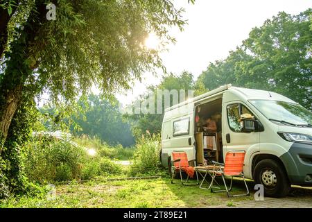 Ein camper steht in idylischer Umgebung im Sommer auf einem Camperstellplatz im Spreewald, Brandeburgo, Deutschland. Unterwegs im sommerlichen Spreewald *** Un camper si trova in un ambiente idilliaco in estate in un campeggio nella Spreewald, Brandeburgo, Germania, sulla strada nella Spreewald estiva Credit: Imago/Alamy Live News Foto Stock