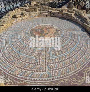 Immagine a mosaico del duello tra Teseo e il Minotauro. Casa di Teseo. Parco archeologico di Paphos. Cipro. Iscrizione: Teseo, Minotauro, Foto Stock