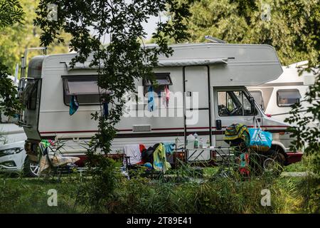 Ein Wohnmobil steht in idylischer Umgebung im Sommer auf einem Camperstellplatz im Spreewald, Brandeburgo, Deutschland. Unterwegs im sommerlichen Spreewald *** Un camper è parcheggiato in un ambiente idilliaco in estate in un campeggio nella Spreewald, Brandeburgo, Germania, sulla strada nell'estate Spreewald Credit: Imago/Alamy Live News Foto Stock