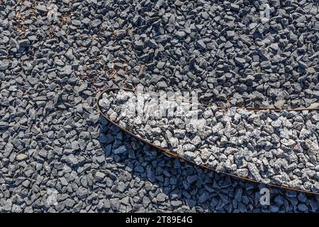 Struttura in pietra di ciottoli di ghiaia scura per un moderno design da giardino, giardino in pietra Foto Stock