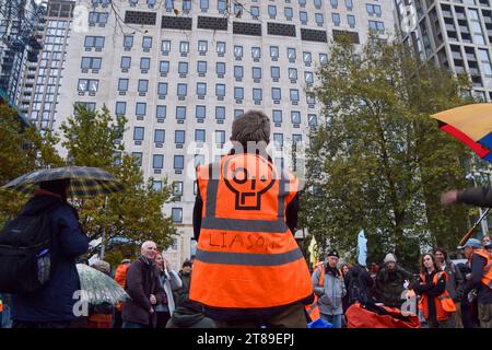 Londra, Inghilterra, Regno Unito. 18 novembre 2023. Gli attivisti Just Stop Oil si riuniscono fuori dal quartier generale della Shell mentre continuano le loro proteste contro le nuove licenze per i combustibili fossili. (Immagine di credito: © Vuk Valcic/ZUMA Press Wire) SOLO USO EDITORIALE! Non per USO commerciale! Foto Stock