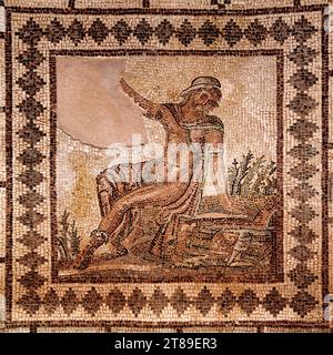 Antico mosaico raffigurante Narciso seduto su una pietra. Casa di Dioniso. La fine del II secolo. Parco archeologico di Paphos, Cipro. Foto Stock