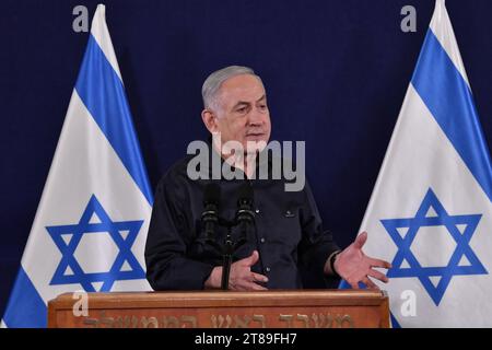 (231119) - TEL AVIV, 19 novembre 2023 (Xinhua) -- il primo ministro israeliano Benjamin Netanyahu parla a una conferenza stampa a Tel Aviv, Israele, il 18 novembre 2023. Attualmente non è ancora stato raggiunto alcun accordo sul rilascio degli ostaggi israeliani detenuti nella Striscia di Gaza, il primo ministro israeliano Benjamin Netanyahu ha detto una conferenza stampa sabato sera. (JINI via Xinhua) Foto Stock