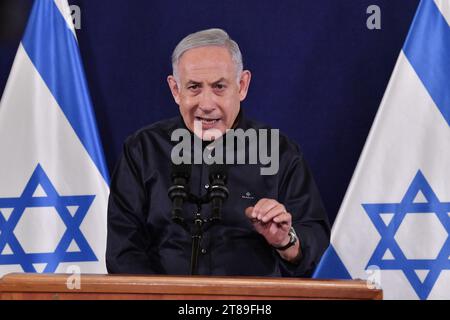 (231119) - TEL AVIV, 19 novembre 2023 (Xinhua) -- il primo ministro israeliano Benjamin Netanyahu parla a una conferenza stampa a Tel Aviv, Israele, il 18 novembre 2023. Attualmente non è ancora stato raggiunto alcun accordo sul rilascio degli ostaggi israeliani detenuti nella Striscia di Gaza, il primo ministro israeliano Benjamin Netanyahu ha detto una conferenza stampa sabato sera. (JINI via Xinhua) Foto Stock