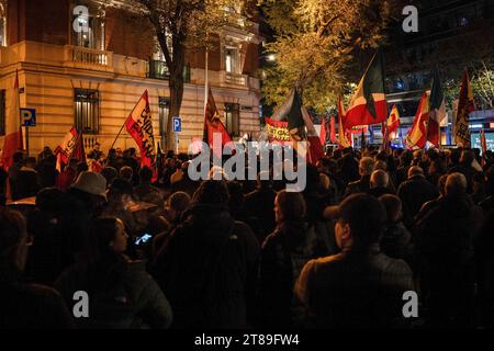 Madrid, Spagna. 18 novembre 2023. I manifestanti tengono bandiere durante la manifestazione. I sostenitori del partito politico neonazista "la Falange" manifestarono a Madrid e marciarono verso via Ferraz per unirsi alle proteste contro l'investitura di Pedro Sánchez e l'amnistia. (Foto di Ximena Borrazas/SOPA Images/Sipa USA) credito: SIPA USA/Alamy Live News Foto Stock