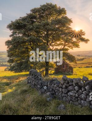 Tramonto al fienile nel Peak District Foto Stock