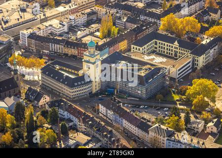 Veduta aerea, Municipio Witten e ponteggi del cantiere con ala nord ristrutturata, palestra municipale Schiller e complesso residenziale, Witten, R. Foto Stock