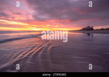 Alba al Castello di Bamburgh Foto Stock