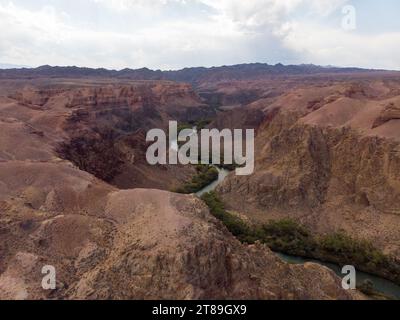 Vista serale del Canyon di Charyn, regione di Almaty, Kazakistan. Formazioni di roccia rossa si sono formate a seguito dell'erosione nel corso di milioni di anni. Un piccolo riscatto Foto Stock