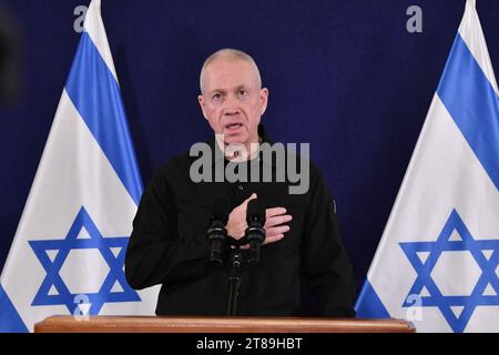 (231119) -- TEL AVIV, 19 novembre 2023 (Xinhua) -- il ministro della difesa israeliano Yoav Galant parla a una conferenza stampa a Tel Aviv, Israele, il 18 novembre 2023. (JINI via Xinhua) Foto Stock