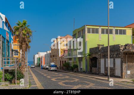 Isola di Santo Antao, Capo Verde - 10 ottobre 2023: Vista sulla via Ponta do Sol con edifici sull'isola di Santo Antao, Capo Verde Foto Stock