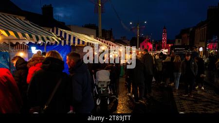 Vista generale di un mercatino di Natale a Lanark, in Scozia Foto Stock
