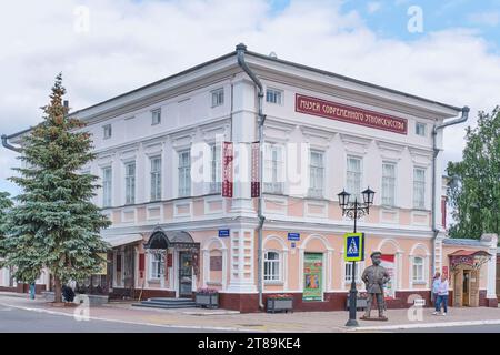 Yelabuga, Russia - 18 giugno 2023: Edificio storico, Casa del mercante Gibrasov, 1854. Monumento architettonico. Museo di arte etnica contemporanea, intera Foto Stock