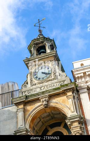 Torre dell'orologio di Corn Exchange Building, Market Place, Reading, Berkshire, Inghilterra, REGNO UNITO Foto Stock