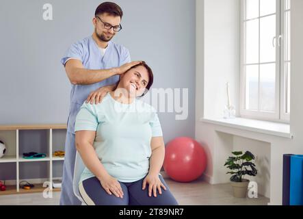 Medico, chiropratico, osteopata o terapista manuale che cura il collo di una paziente donna felice Foto Stock