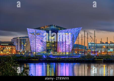 Belfast, Irlanda del Nord - 3 novembre 2023: Il Titanic Belfast Museum illuminato di notte Foto Stock