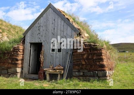 Tradizionali case in erba islandese - una casa di riposo è una dimora permanente nell'arte di una casa di terra Foto Stock