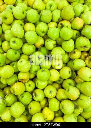 un sacco di mele verdi cibo delizioso vitamine nutrizione sana come sfondo Foto Stock