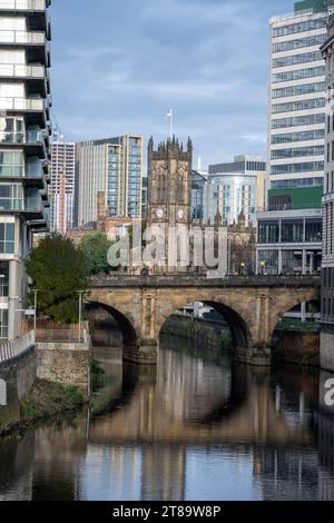 Vista lungo il fiume Irwell fino alla cattedrale di Manchester, Regno Unito Foto Stock