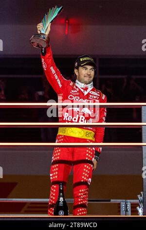 Las Vegas, Stati Uniti. 19 novembre 2023. Il pilota Red Bull Sergio Perez, del Messico, si erge sul podio dei vincitori durante la gara di Formula 1 Grand Prix a Las Vegas, Nevada, il 18 novembre 2023 (foto di Travis Ball/Sipa USA) credito: SIPA USA/Alamy Live News Foto Stock