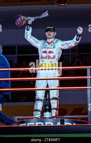 Las Vegas, Stati Uniti. 19 novembre 2023. Il pilota Red Bull Max Verstappen, olandese, si erge sul podio dei vincitori durante il Gran Premio di Formula 1 a Las Vegas, Nevada, il 18 novembre 2023 (foto di Travis Ball/Sipa USA) credito: SIPA USA/Alamy Live News Foto Stock