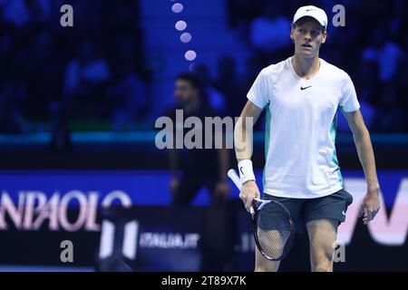 Torino, Italia. 18 novembre 2023. Jannik Sinner d'Italia festeggia durante la semifinale del match singolo tra Daniil Medvedev della Russia e Jannik Sinner dell'Italia nel settimo giorno delle finali del Nitto ATP World Tour. Crediti: Marco Canoniero/Alamy Live News Foto Stock