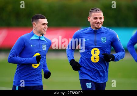 Gli inglesi Phil Foden e Kalvin Phillips (a destra) durante una sessione di allenamento al Tottenham Hotspur Training Ground, Londra. Data foto: Domenica 19 novembre 2023. Foto Stock