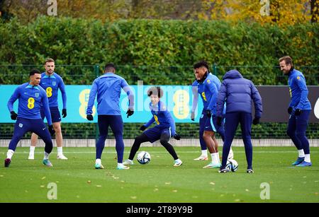 L'inglese Rico Lewis (centro) durante una sessione di allenamento al Tottenham Hotspur Training Ground, Londra. Data foto: Domenica 19 novembre 2023. Foto Stock