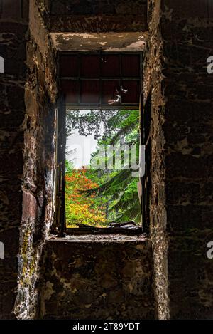 Vecchia finestra in un hotel abbandonato Berengaria, Troodos. Cipro Foto Stock