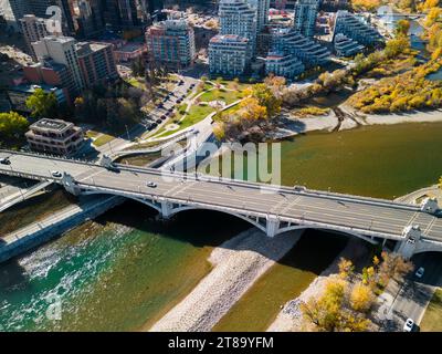 Paesaggio autunnale del Prince's Island Park. Vista aerea del centro città di Calgary Centre St Bridge. Alberta, Canada. Foto Stock