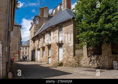 Una casa dall'architettura classica a Moncontour, Bretagna, Francia, in una soleggiata giornata estiva senza persone Foto Stock