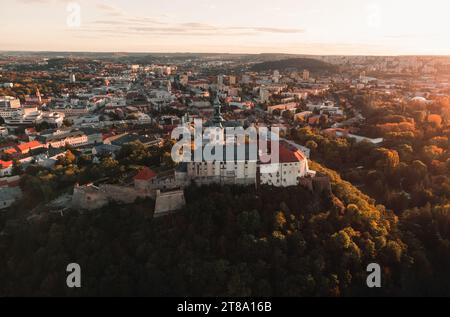 Castello di Nitra e le strade della città di Nitra al tramonto - periodo autunnale. Vista aerea dello splendido e fiabesco castello di Nitra. Foto Stock