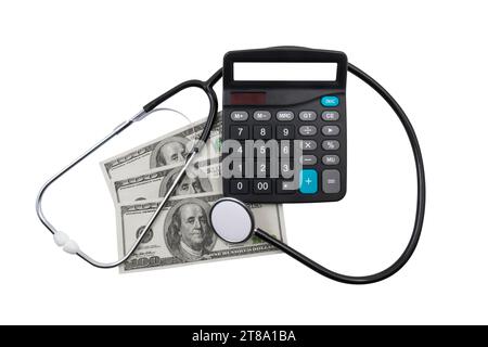 Stetoscopio medico, calcolatrice e denaro (dollari) isolati su sfondo bianco. Concetto di medicina a pagamento Foto Stock