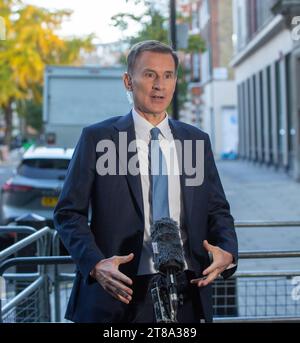 Londra, Inghilterra, Regno Unito. 19 novembre 2023. Il Cancelliere dello Scacchiere JEREMY HUNT viene visto fuori dalla BBC mentre appare domenica con Laura Kuenssberg. (Immagine di credito: © Tayfun salci/ZUMA Press Wire) SOLO USO EDITORIALE! Non per USO commerciale! Foto Stock