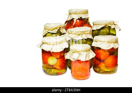 Alimenti in scatola e fermentati. Assortimento di barattoli fatti in casa con una varietà di verdure sott'aceto e sottaceto su uno sfondo isolato. Servizio di pulizia, hous Foto Stock